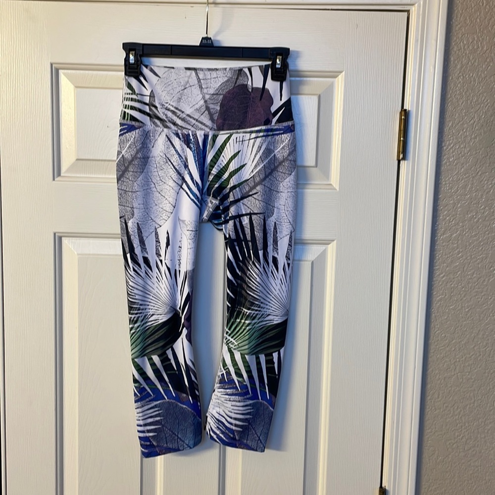 High Rise Patterned Capri Leggings